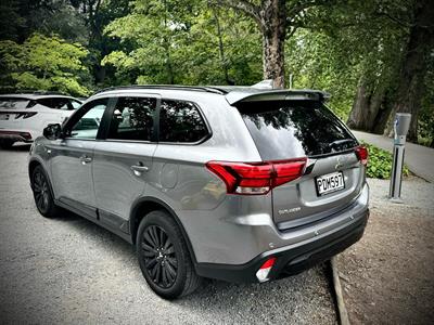 2022 Mitsubishi Outlander - Thumbnail