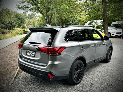 2022 Mitsubishi Outlander - Thumbnail