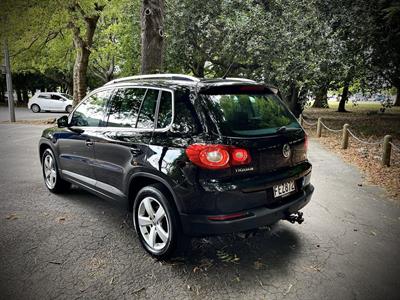 2010 Volkswagen Tiguan - Thumbnail